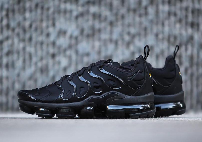 nike-vapormax-plus-triple-black-detailed-look-3